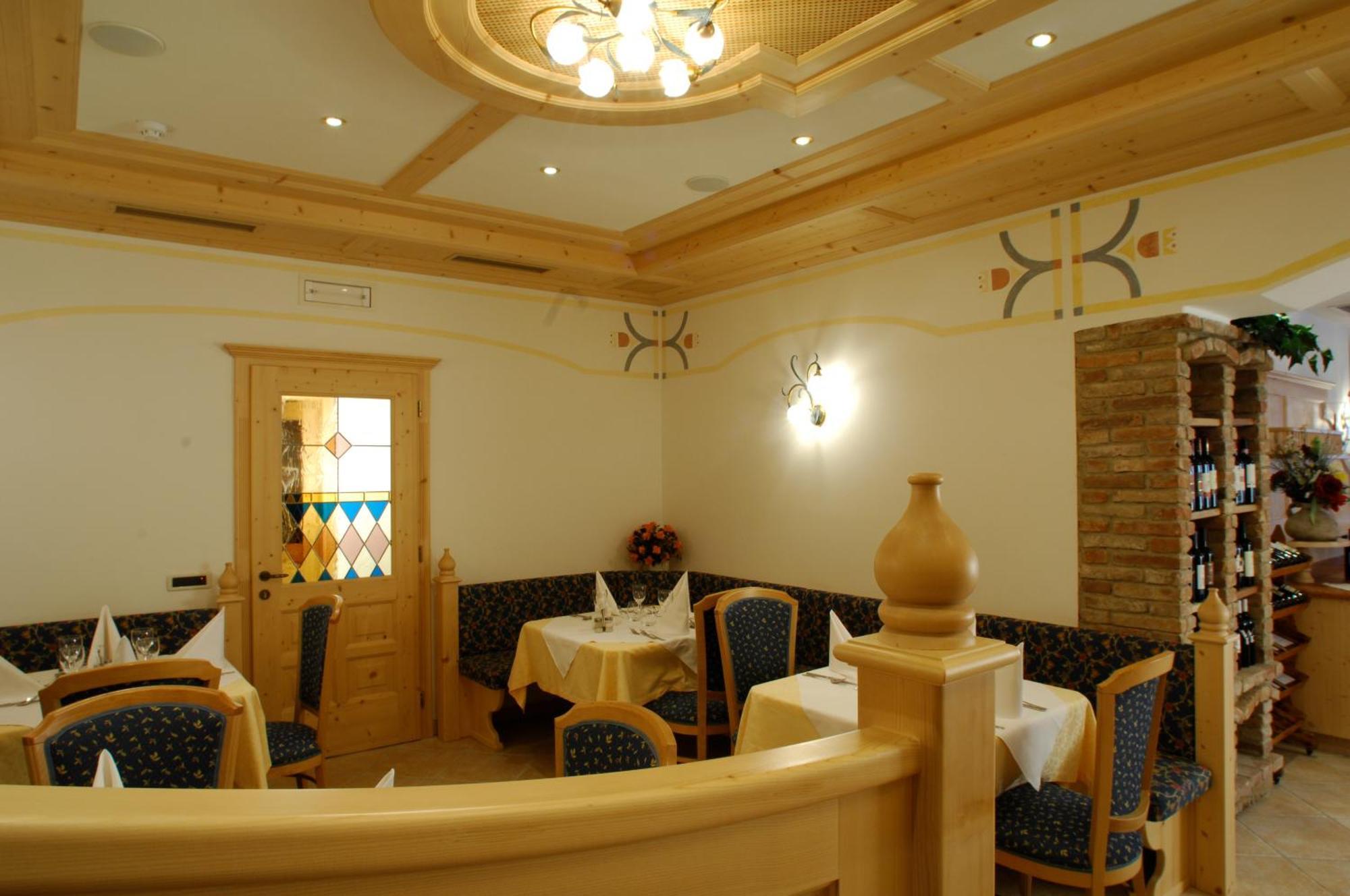 Hotel Falzares San Cassiano  Exterior photo