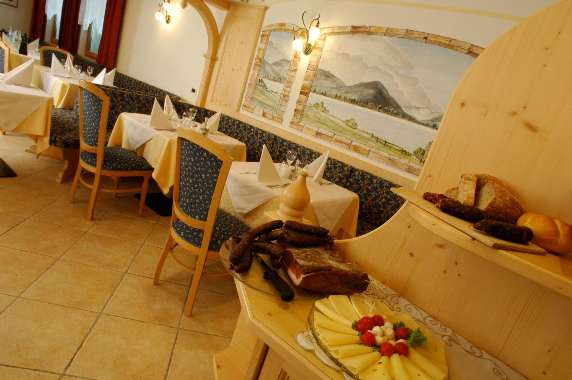 Hotel Falzares San Cassiano  Exterior photo